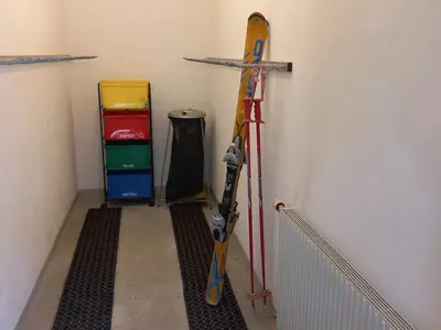 Schiraum mit Müllentsorgungsmöglichkeit