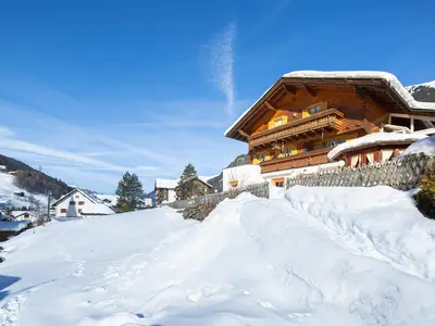 Haus_Spettel mit Weg Richtung Ortszentrum