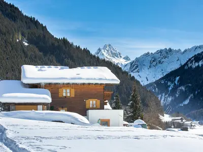 Seitliche Außenansicht vom Haus Spettel