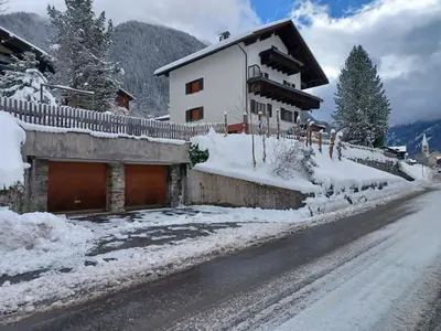 Zufahrt mit Doppelgarage