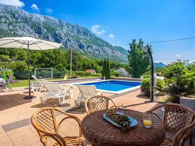Pool mit Blick auf die Berge und eingezäunten Spielplatz für Kinder