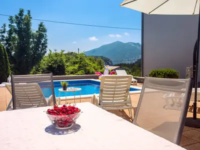 Ruhebereich neben dem Pool