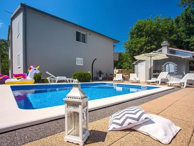 VILLA ANTONY mit Pool 6m * 4m, Spielplatz und Essbereich im Freien