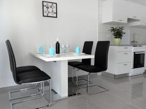 18511376-Ferienwohnung-4-Gdinj-300x225-4