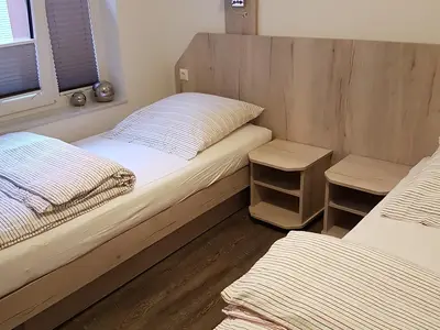 Schlafzimmer mit getrennten Betten