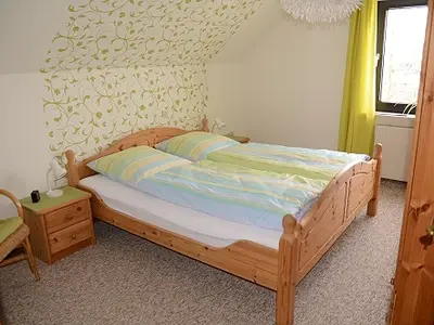 Schlafzimmer 1