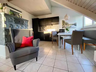 Cozy Lesesessel vorm Kachelofen