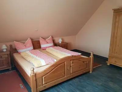 Ferienwohnung im Dachgeschoss: Schlafzimmer 1