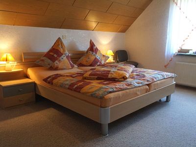 Schlafzimmer mit Doppelbett