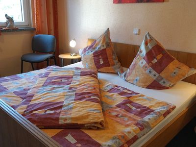 Schlafzimmer mit Doppelbett und Einzelbett