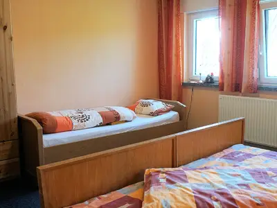 Schlafzimmer mit Doppelbett und Einzelbett