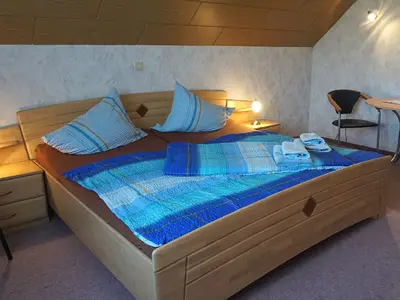 Schlafzimmer mit Doppelbett