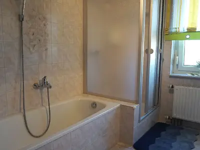 Badezimmer mit Dusche und Badewanne