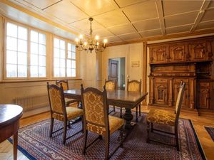 Das Wohnzimmer mit historischem Täfer und alten Möbeln aus der Schlosssammlung sowie atmosphärischen Stilmöbeln.