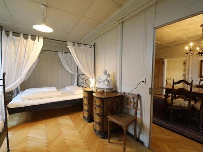 Schlafzimmer 1 mit Blick auf Rebberg, See, Alpen