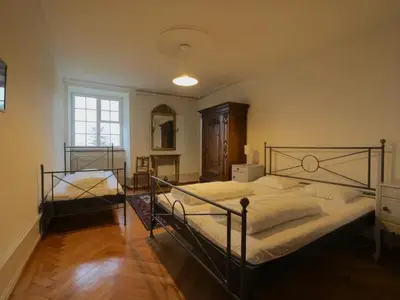 Schlafzimmer 2 mit Blick auf Rosengarten