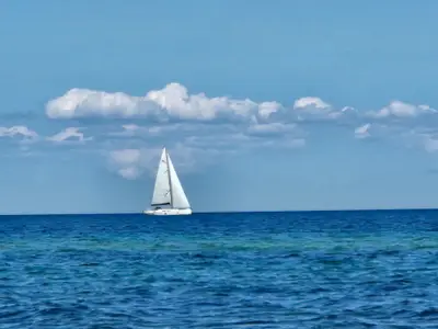 Ostsee mit Segelboot