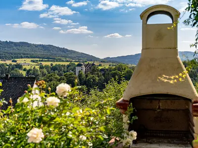 Terassen-Aussicht mit Schloss und Soonwald