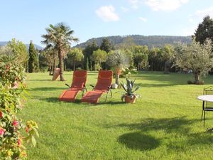Unser mediterraner Garten mit Liegen zum Entspannen