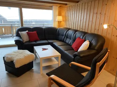 Gemütliches Sofa vor der Panoramafenster-Front