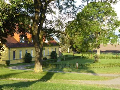 Außenansicht des Gebäudes. Haus mit Rondell