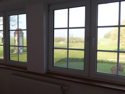 Ausblick aus dem Fenster. Weiter Blick über Felder und Ostseebodden nach Arkona und Hiddensee