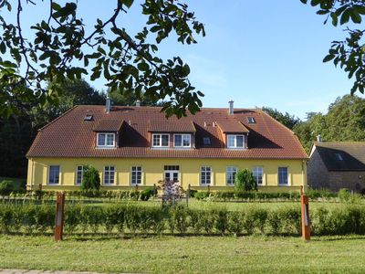 Außenansicht des Gebäudes. Zufahrt um das Rondell