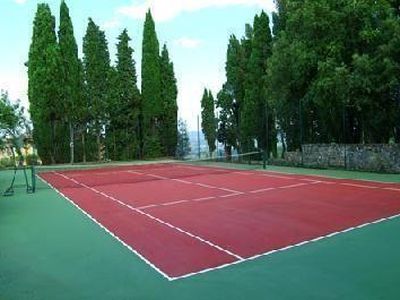 Tennisplatz mit Meerblick auf den Äolischen Inseln - Stromboli und Volcano