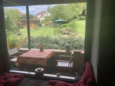 Blick aus der Küche zur Veranda und Garten