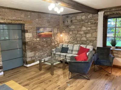 Wohnzimmer, Schlafsofa und Durchgang zum Schlafzimmer