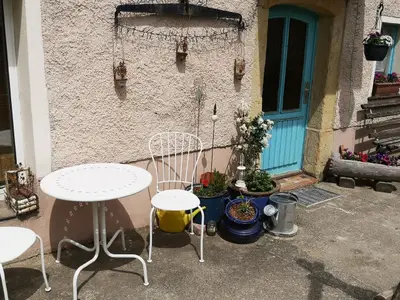 Sitzecke vorm Haus