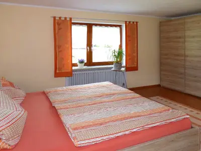 bierl-ferienwohnung-gleissenberg-schlafzimmer-doppelbett-schrank