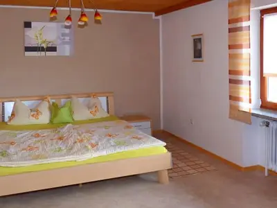 bierl-ferienwohnung-gleissenberg-schlafzimmer-doppelbett-cham-oberpfalz-panorama