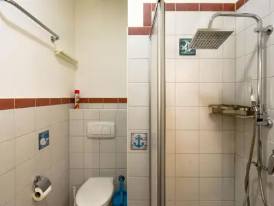 Bad mit Dusche und WC