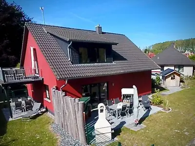 Außenansicht des Gebäudes. Balkon / Terrasse OG