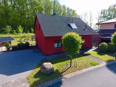 Außenansicht des Gebäudes. Parkplatz