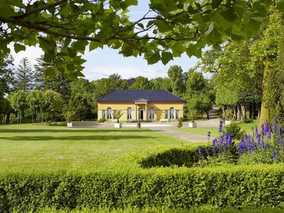 Schlosspark mit Orangerie