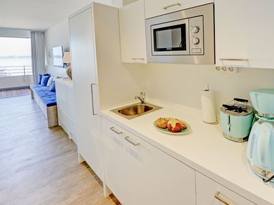 offene Küche mit Essbereich und Zugang zum Wohnzimmer