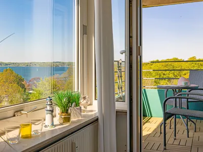 geräumiges, helles Wohnbereich mit Zugang zum Balkon