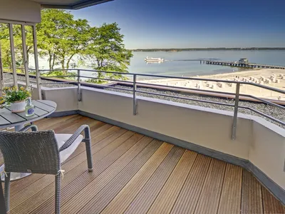 sonniger Balkon mit traumhafter Aussicht