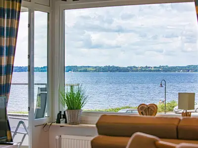 sonniger Balkon mit traumhafter Aussicht