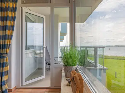 sonniger Balkon mit traumhafter Aussicht