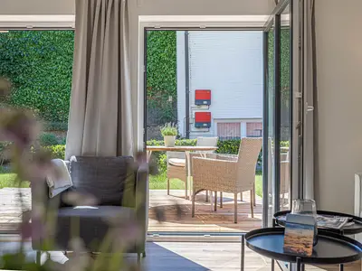 Wohnbereich mit Zugang zur Terrasse