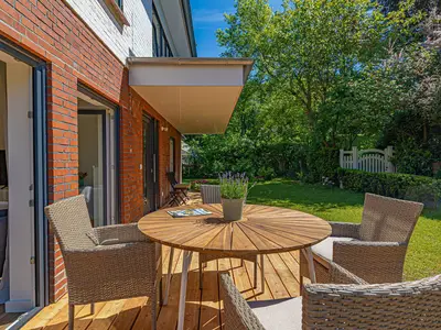 sonnige Terrasse mit gemütlichen Sitzgelegenheiten