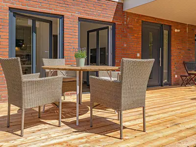 sonnige Terrasse mit gemütlichen Sitzgelegenheiten