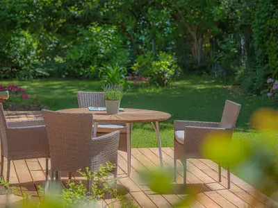 sonnige Terrasse mit gemütlichen Sitzgelegenheiten