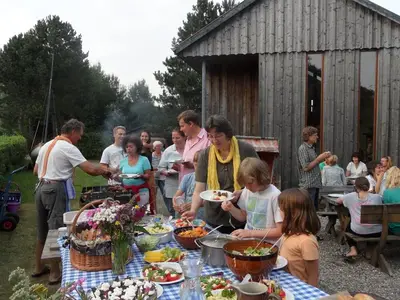 Grillen vor dem Gemeinschaftshaus