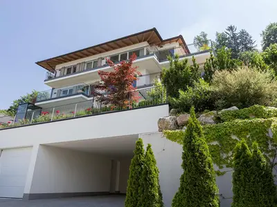 Villa-Traunsee_Hausansicht_Garagen