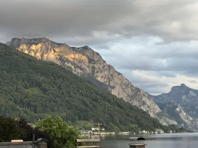 Ausblick zum Berg und auf den Traunsee