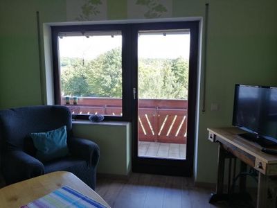 Wohnzimmer mit Blick auf den Balkon